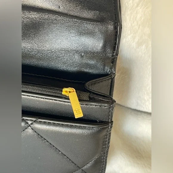 Vintage Chanel flap clutch quilted lambskin purse with gold Chanel CC logo. - Picture 11 of 15